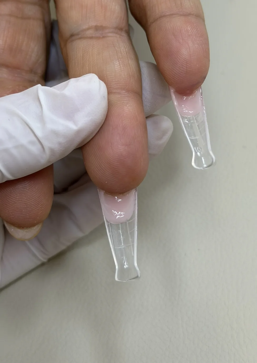 Unhas com o Molde F1 aplicado na forma, reforçando a estrutura com acabamento fino