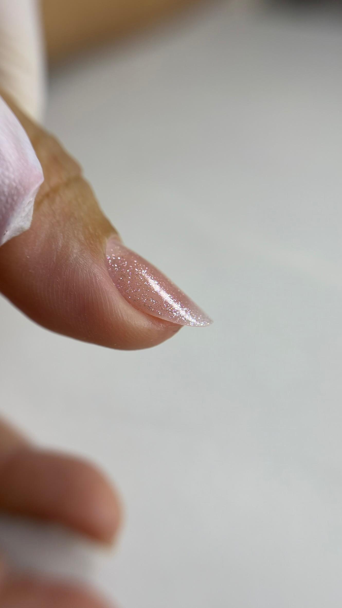 Unhas nude com brilho intenso e acabamento fino