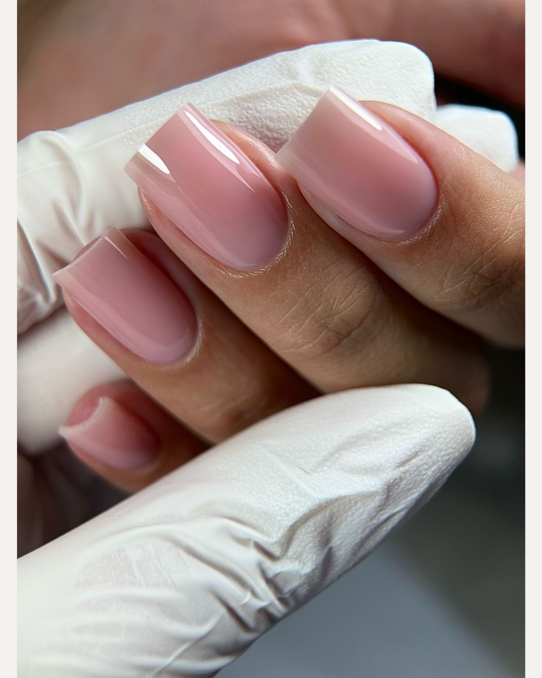 Unhas nude com acabamento chrome acetinado