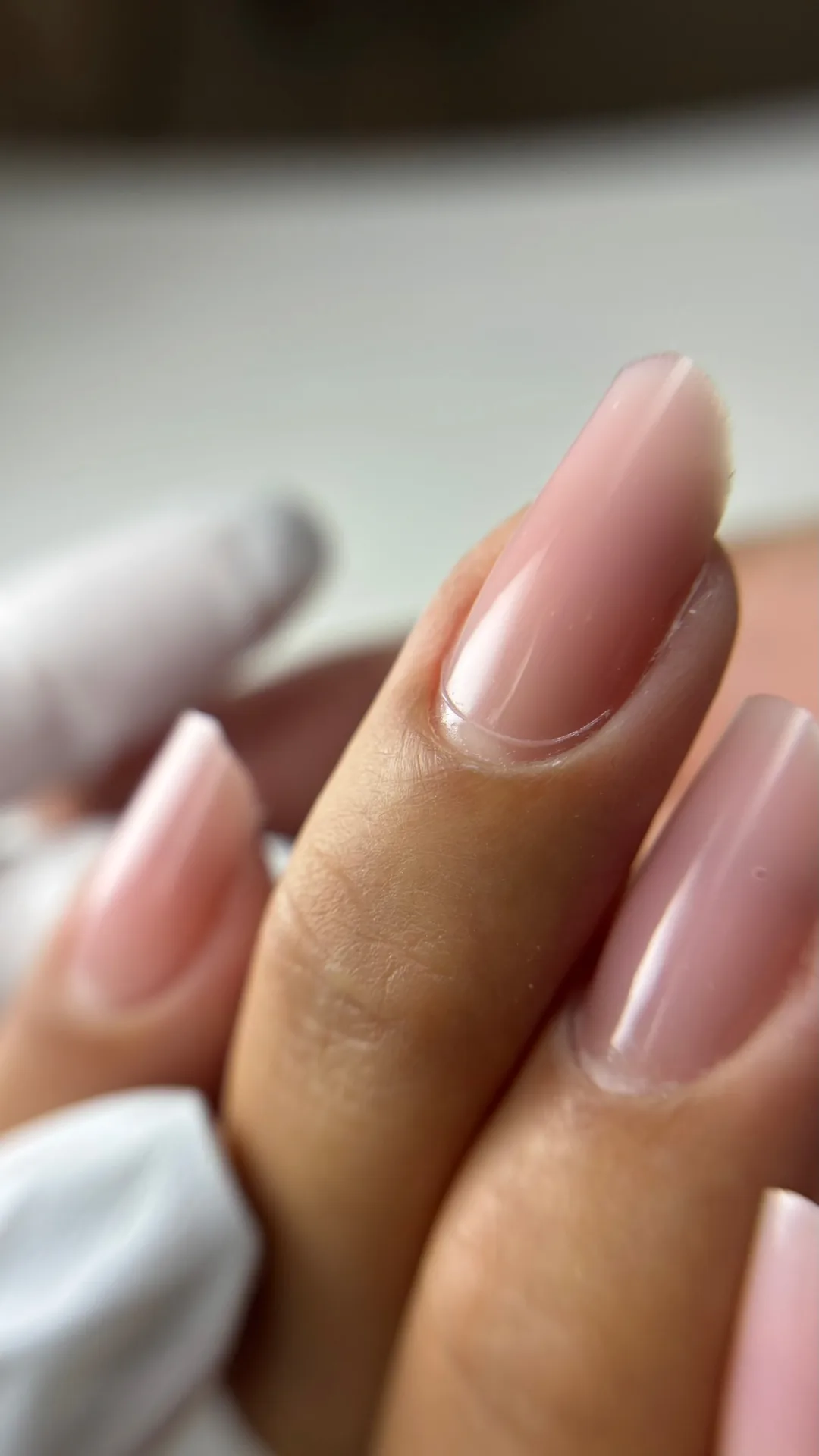 Unhas nude em close, mostrando o esqueleto estruturado da técnica em um só molde